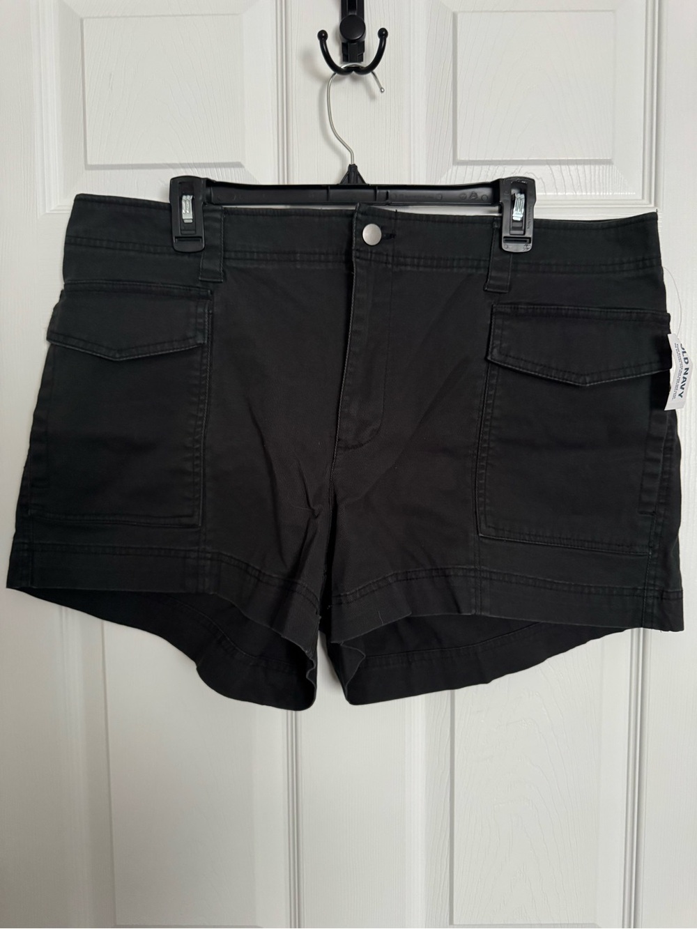 Old Navy Black Cargo Pocket Shorts - Picture 1 of 2